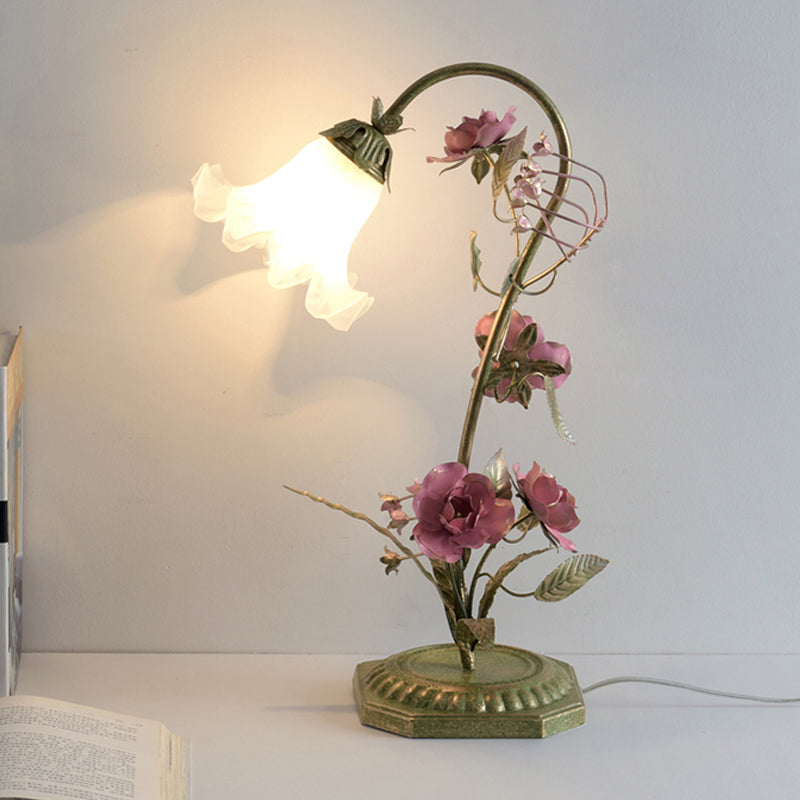 Lampada da comodino con volant di vetro latte glassati stile pastorale a 1 luci da letto a 1 luci la luce notturna con braccio verde e deco di fiori