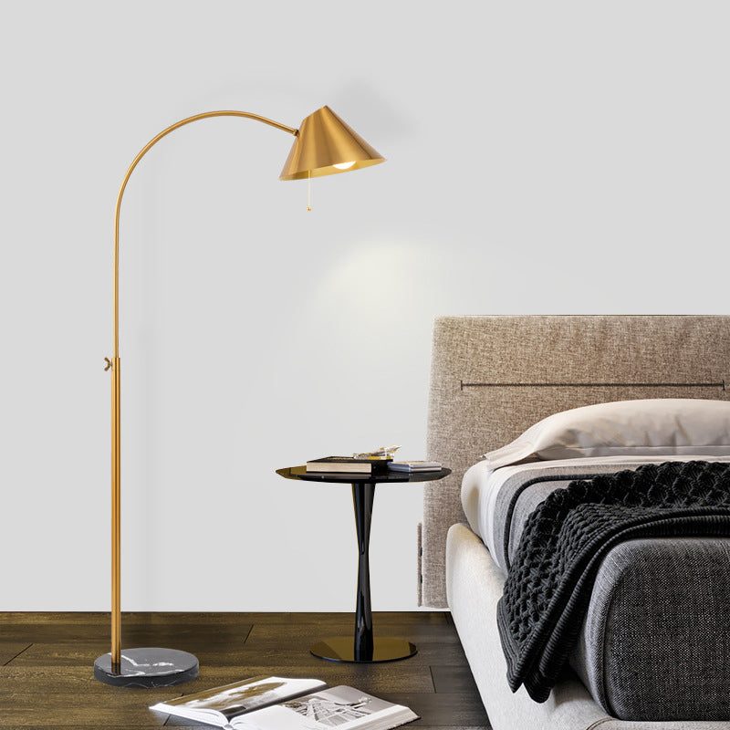 Cône Gold Cone ajusté au sol lampe Postmoderne Single Metal Metal Golyck Light With Pull Chain