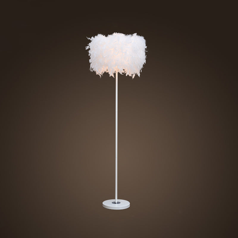 Lámpara de la sala de estar de una sola bombilla Minimalista White/Chrome Luz de pie con sombra de pluma cilíndrica