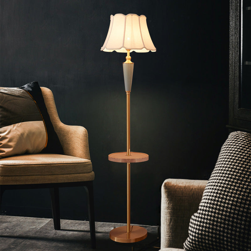 1 Kopf Stand up Lampe Klassiker verjüngter Schatten Stoffbodenbeleuchtung in Gold für Wohnzimmer