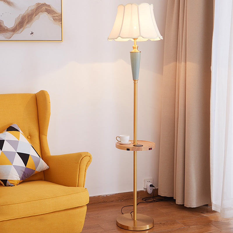 1 Kopf Stand up Lampe Klassiker verjüngter Schatten Stoffbodenbeleuchtung in Gold für Wohnzimmer