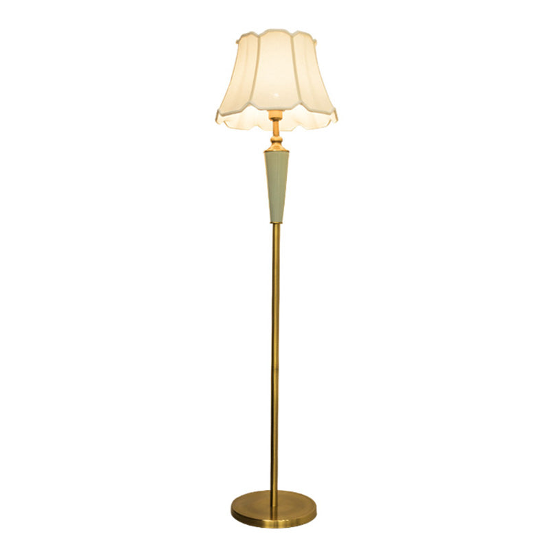 1 Kopf Stand up Lampe Klassiker verjüngter Schatten Stoffbodenbeleuchtung in Gold für Wohnzimmer