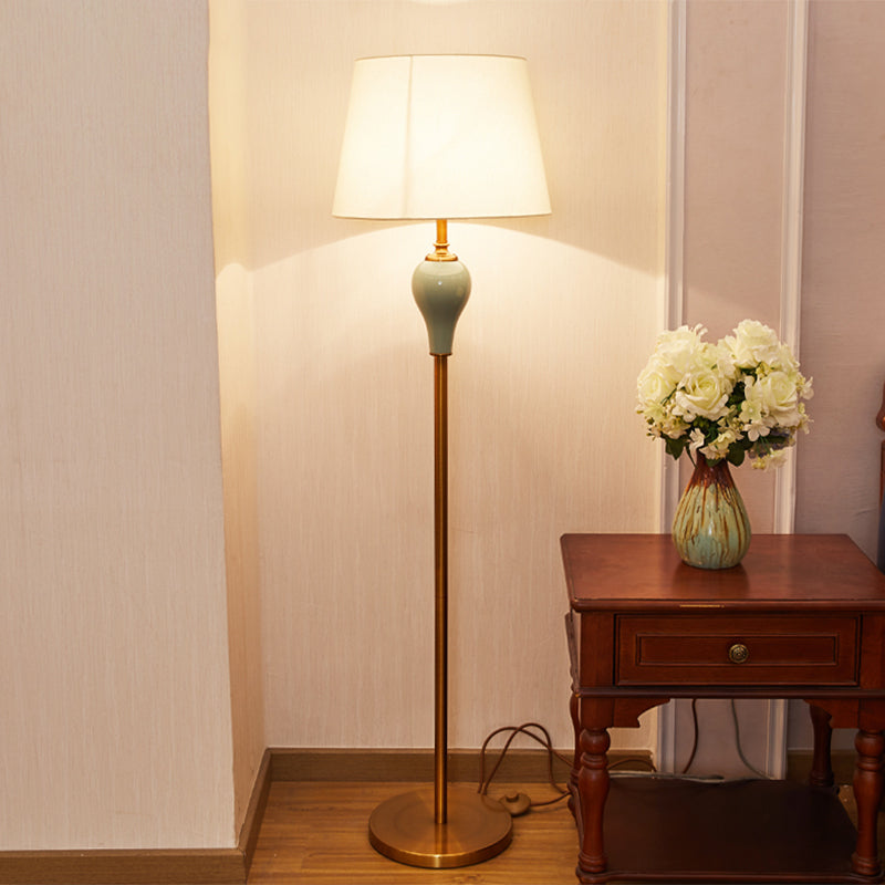 1 Kopf Stand up Lampe Klassiker verjüngter Schatten Stoffbodenbeleuchtung in Gold für Wohnzimmer