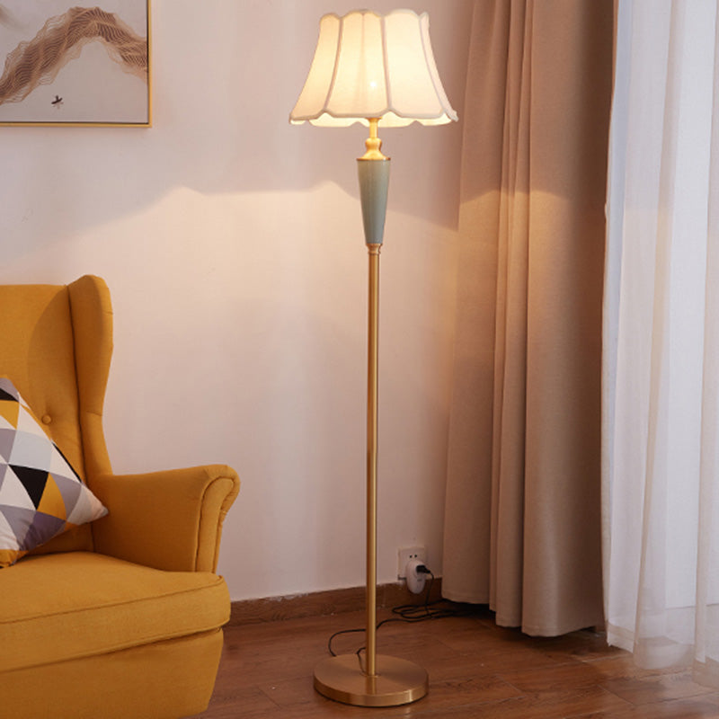 1 Kopf Stand up Lampe Klassiker verjüngter Schatten Stoffbodenbeleuchtung in Gold für Wohnzimmer