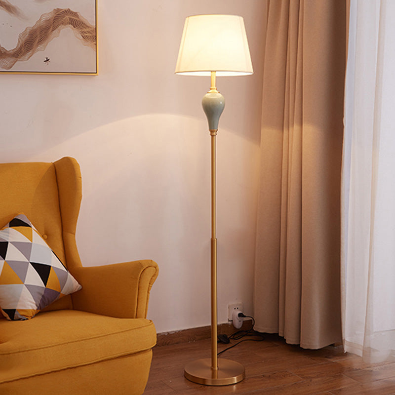 1 Kopf Stand up Lampe Klassiker verjüngter Schatten Stoffbodenbeleuchtung in Gold für Wohnzimmer