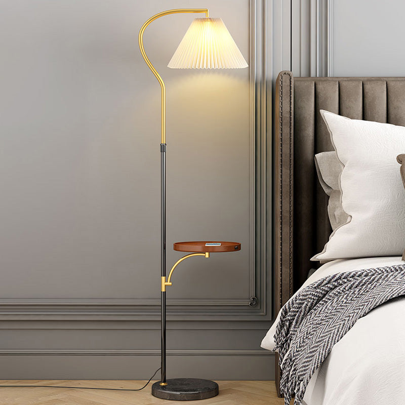 Klassiker gesammelter Empire Shade Stand Up Lampe 1-Licht-Stoffbodenbeleuchtung mit Tablett