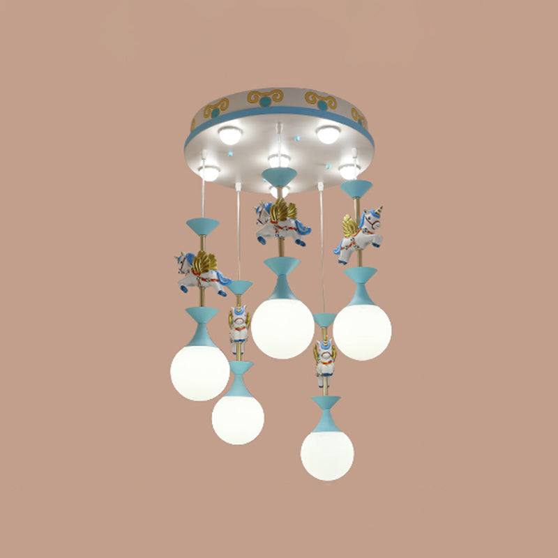 Cartoon Flying Unicorn Multi Light Pendant Resina Asilo Accendere l'illuminazione con sfera in vetro Crema