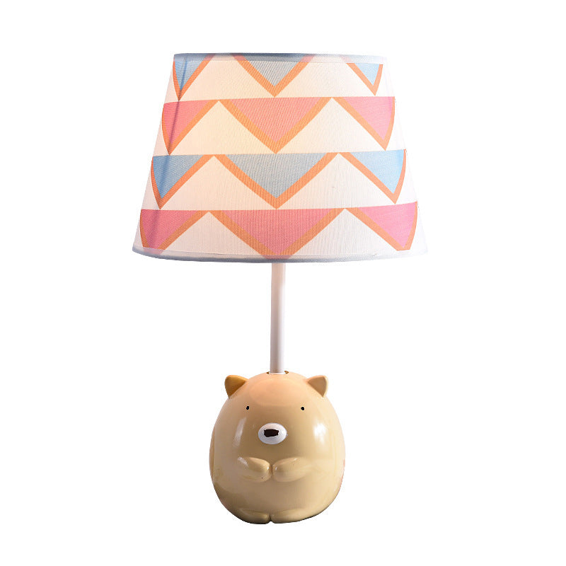 Ours nighstand lampe enfants résine 1 éclairage de table de chambre à coucher avec une nuance de tissu conique en abricot