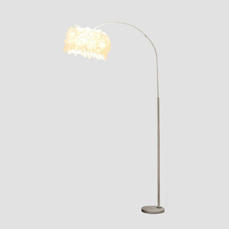 Lámpara de trípode de estilo nórdico Metal Sala de estar de una sola bombilla iluminación con sombra de pluma en blanco