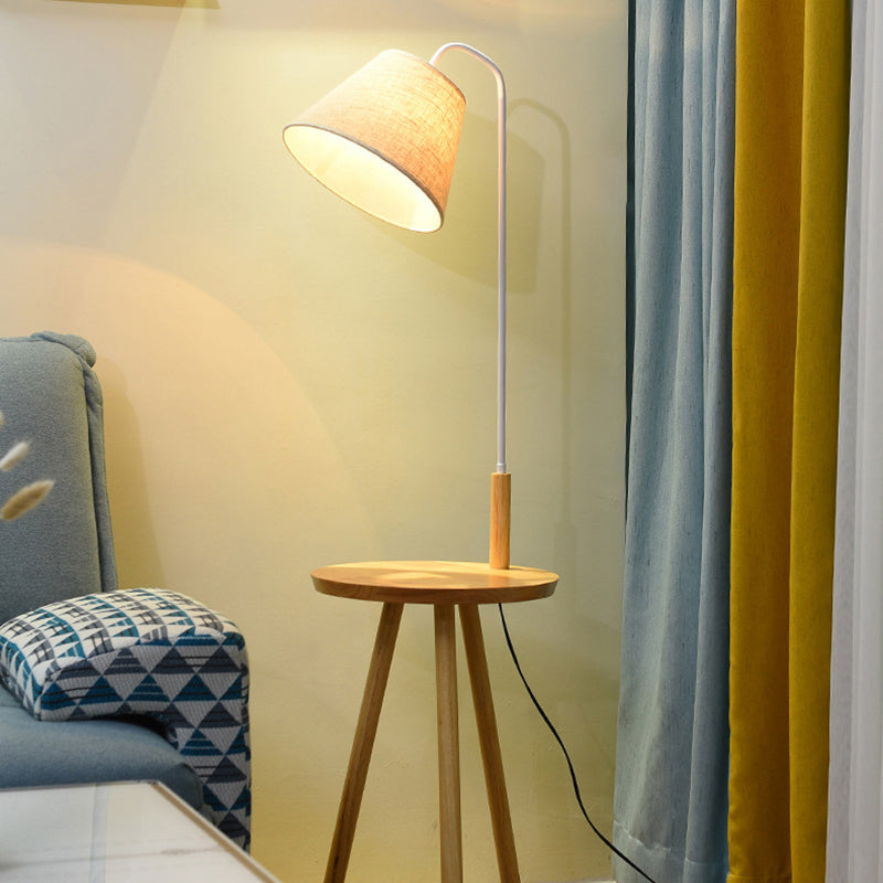 Verjüngter Wohnzimmer Stand Up Lamp Stoff Ein-Bulb Nordic Bodenbeleuchtung mit Holzschale in Weiß