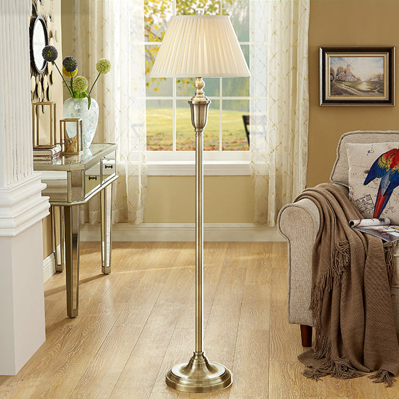 Geplooide stof Empire Shade Floor Lamp Vintage Single-Bulb woonkamer Standing Lighting in Beige