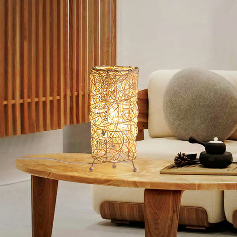 Luz de mesa cilíndrica de estilo moderno Rattan de una sola bombilla.