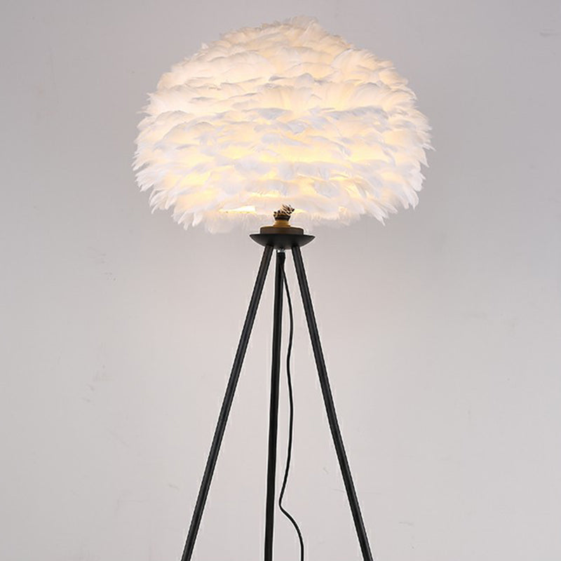 Lumo da soggiorno a 1 luce Light Minimalista Black-White Stand Up Lampada con Dome Feather Shade