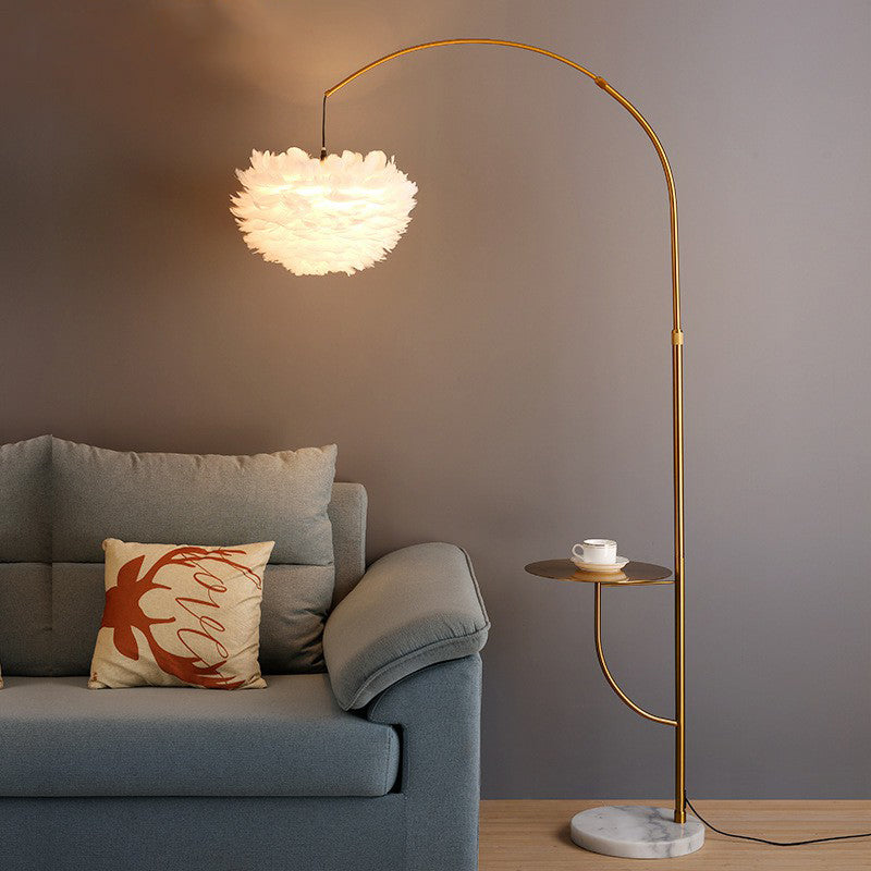 Antieke gouden boog staande lamp postmodern 1-bulb metalen dienbladen vloerlicht met opgehangen verenschaduw