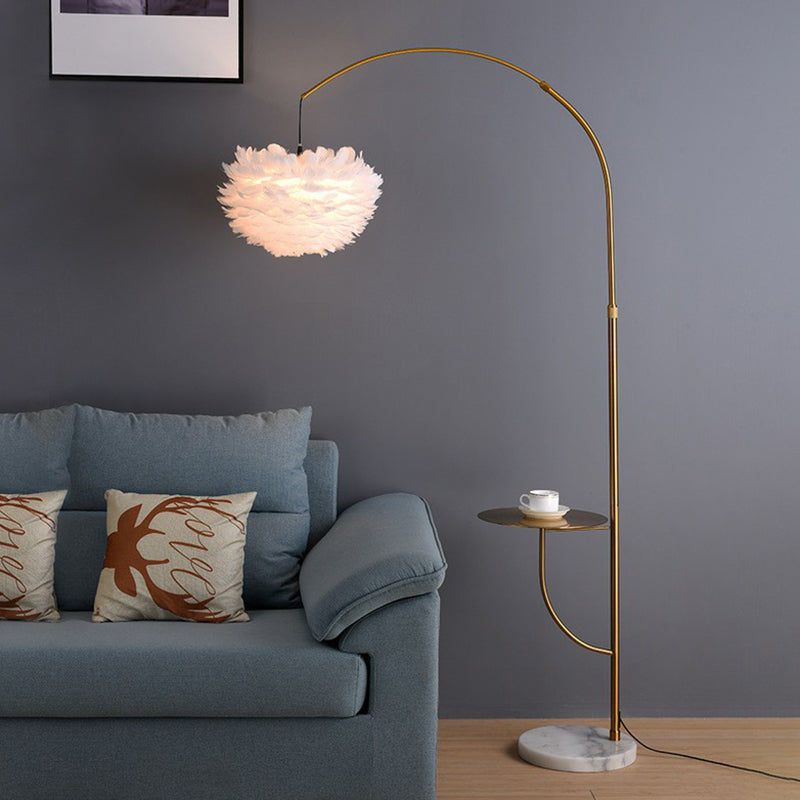 Antieke gouden boog staande lamp postmodern 1-bulb metalen dienbladen vloerlicht met opgehangen verenschaduw