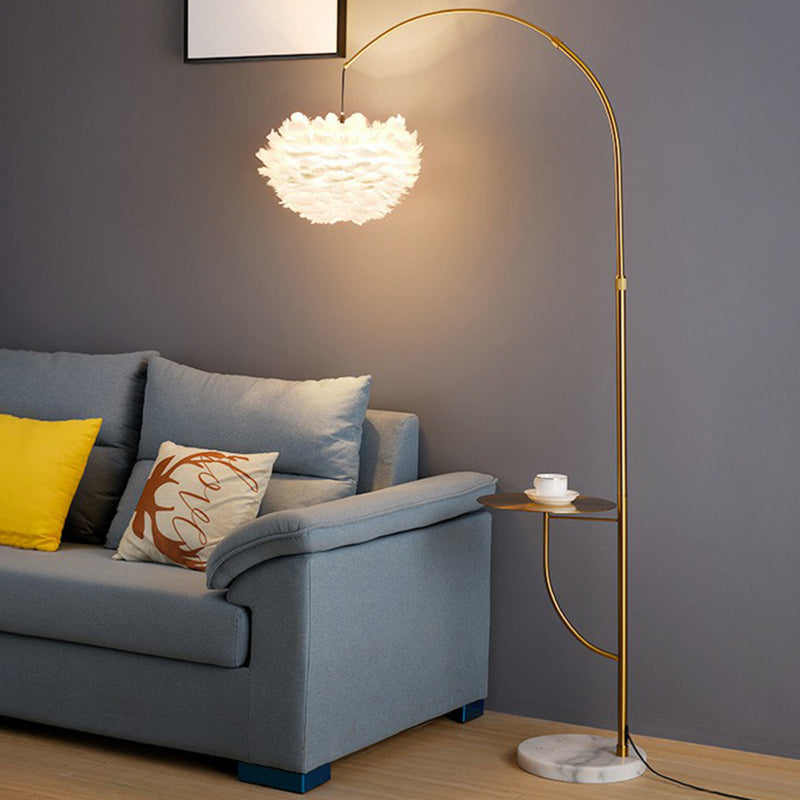 Antieke gouden boog staande lamp postmodern 1-bulb metalen dienbladen vloerlicht met opgehangen verenschaduw