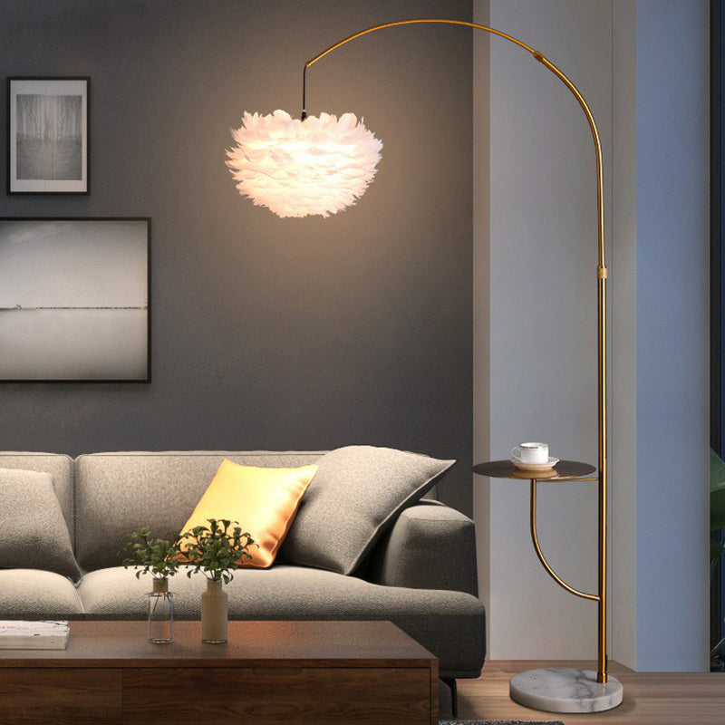 Antieke gouden boog staande lamp postmodern 1-bulb metalen dienbladen vloerlicht met opgehangen verenschaduw