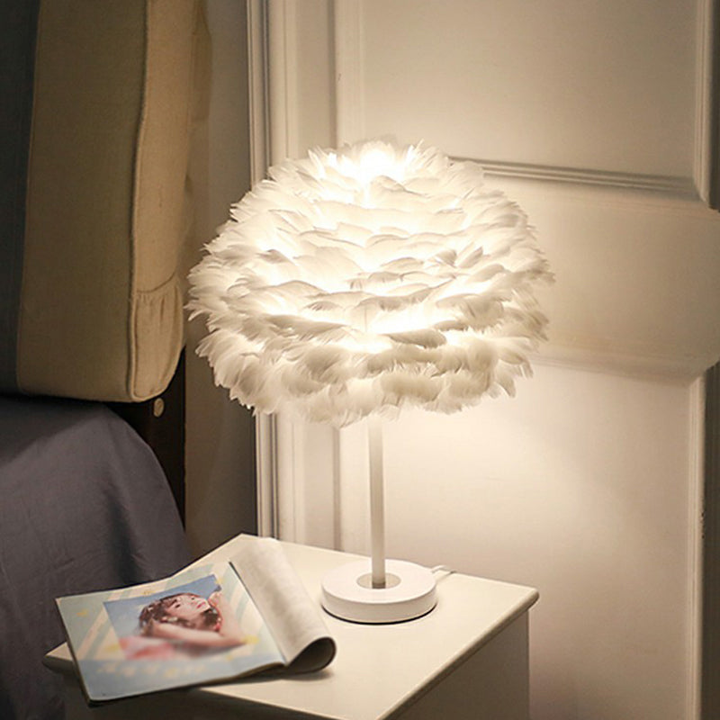 Lámpara de mesa de plumas de tejido a mano Minimalista de una sola bulbo de color blanco Nightshand Luz para habitación para niñas