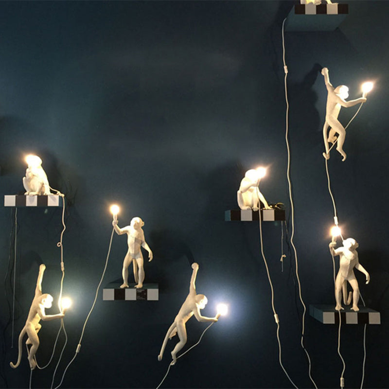 Planchers debout de singe blanc léger artistique à la lampadaire en résine à un seul bulbe pour le salon