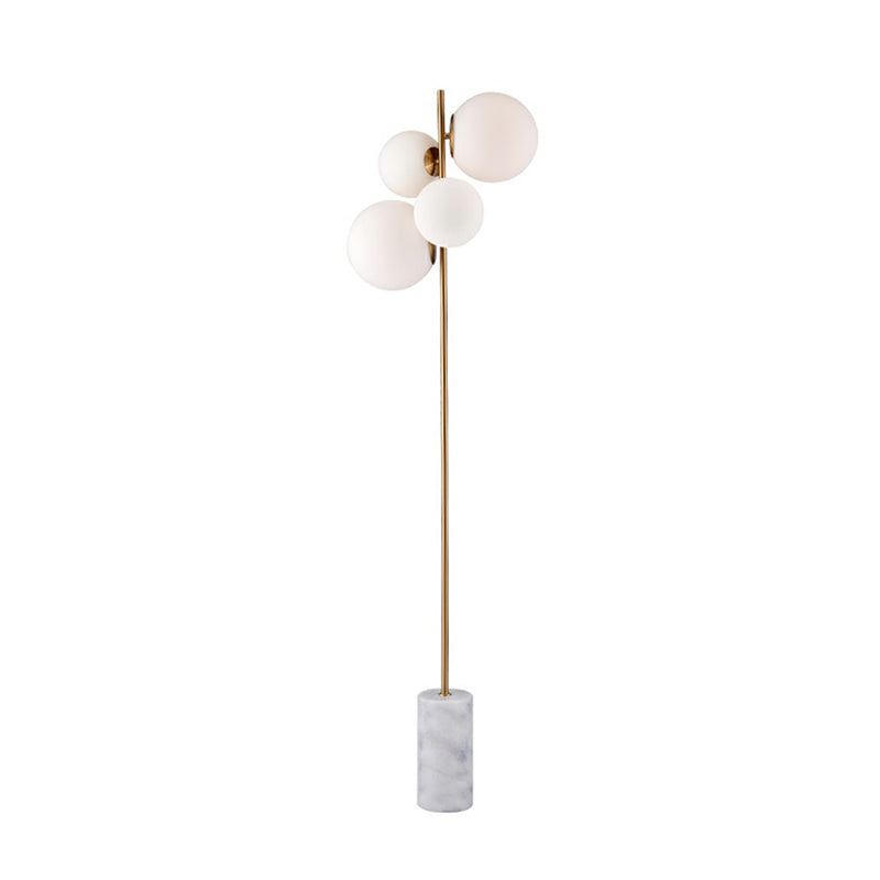 Postmoderne 4-kop vloerlicht Brass Globe Stand Up Lamp met witte glazen schaduw voor woonkamer