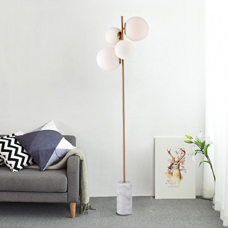 Postmoderne 4-kop vloerlicht Brass Globe Stand Up Lamp met witte glazen schaduw voor woonkamer