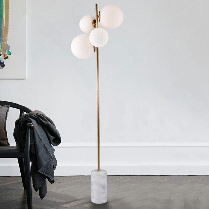 Postmoderne 4-kop vloerlicht Brass Globe Stand Up Lamp met witte glazen schaduw voor woonkamer