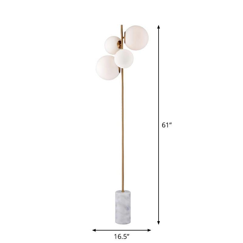 Postmoderne 4-kop vloerlicht Brass Globe Stand Up Lamp met witte glazen schaduw voor woonkamer