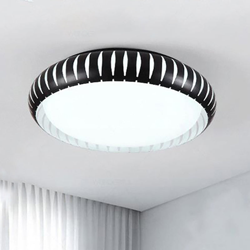 White / Black Circular Flush Mount Ceiling Light with Hollow Shade Simple Metal LED Ceiling Flush Mount for Living Room, 18.5 "/22.5" Diameter