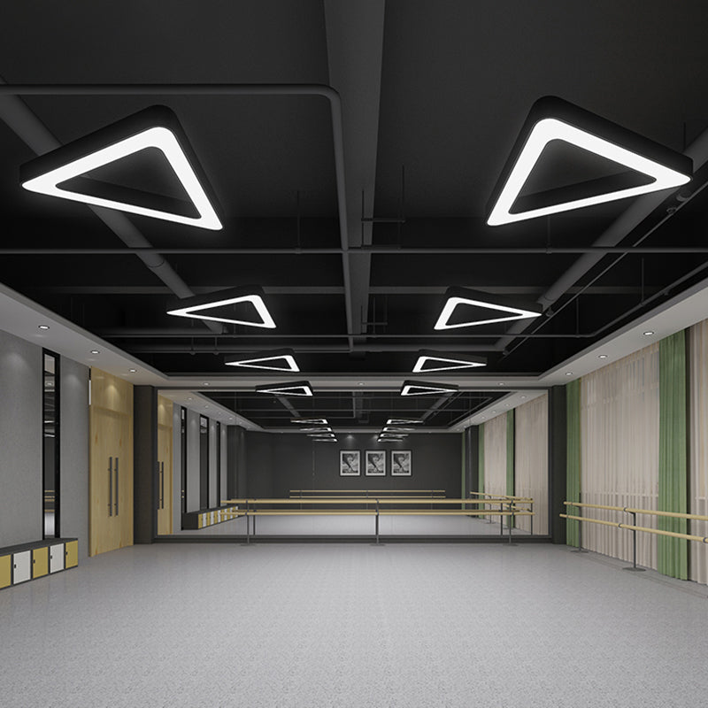 Plafond de gymnase triangulaire Lumière de lustre LED moderne métallique Éclairage en noir