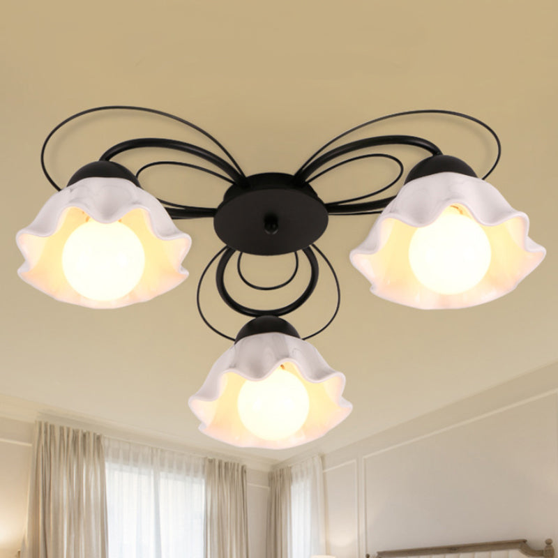 Zwarte 3/5/6 Lichten Plafondmontage Traditionele Witte Glas Scalloped Flush Light Fixture voor Slaapkamer