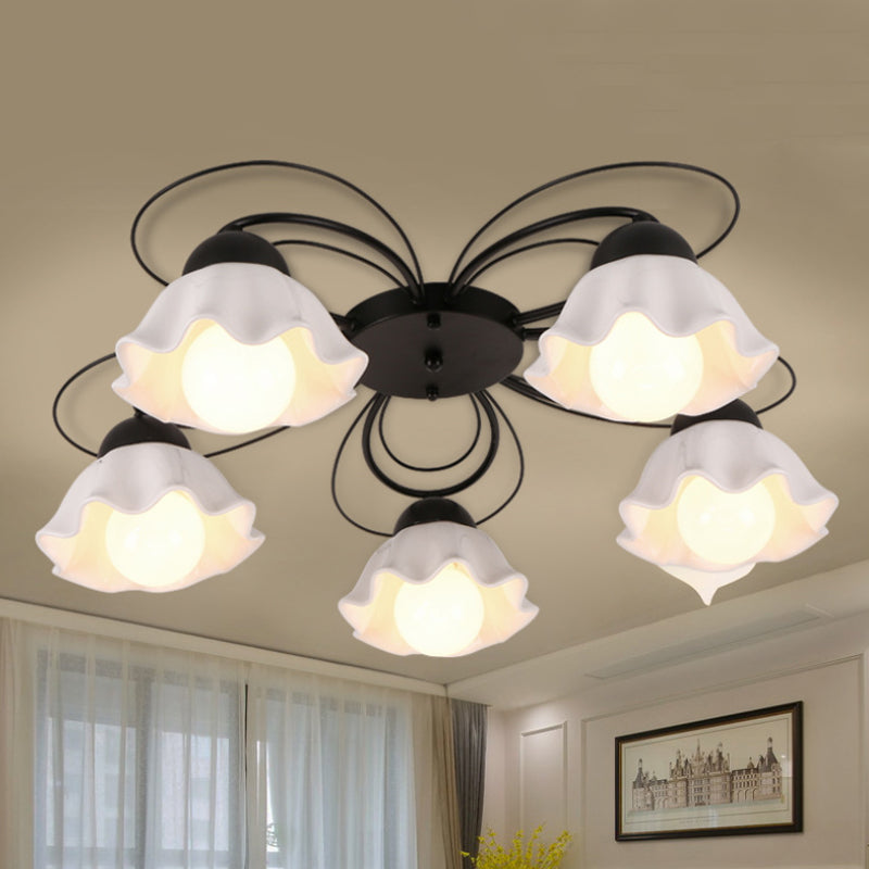 Zwarte 3/5/6 Lichten Plafondmontage Traditionele Witte Glas Scalloped Flush Light Fixture voor Slaapkamer