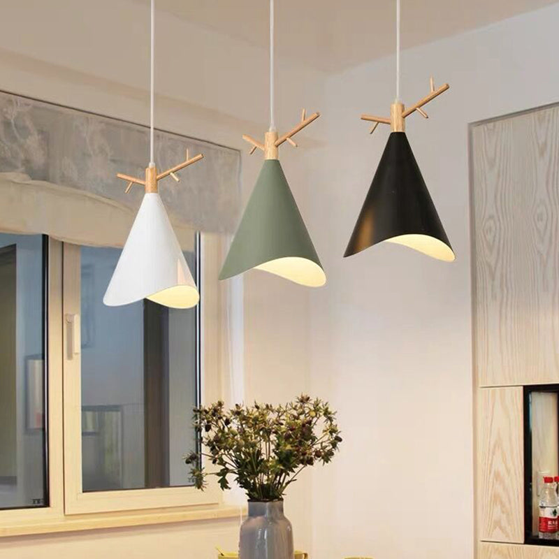 Conical Multi Ceiling Light Nordic Metal 3 Bulbs White-Wood Drop Pendant with Wavy Edge and Antler Deco