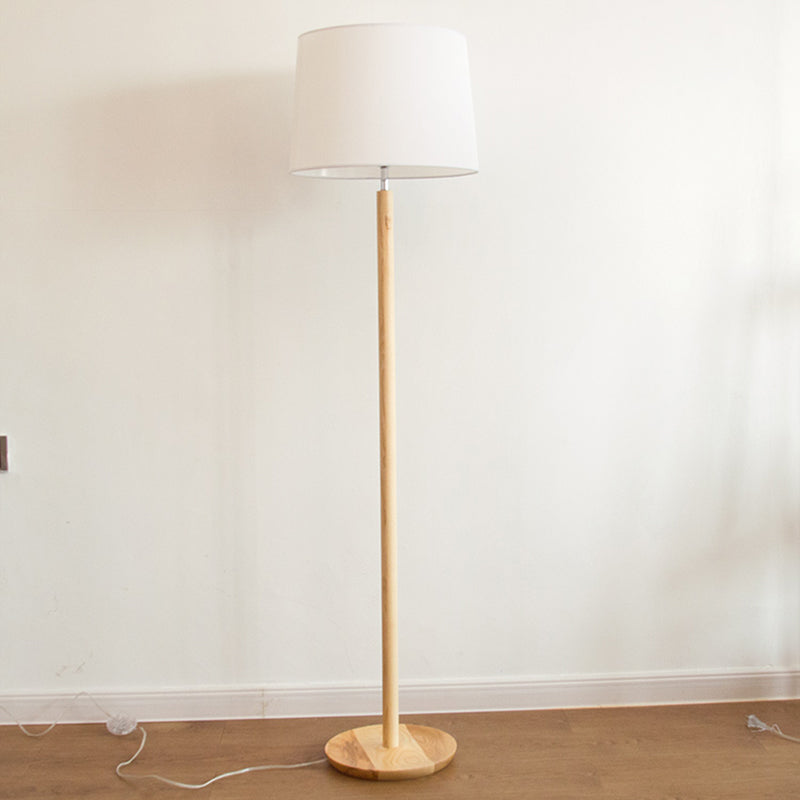 Stoff verjüngte trommelförmige Stehlampe minimalistisch 1 Kopf stehend Licht mit Holzständer