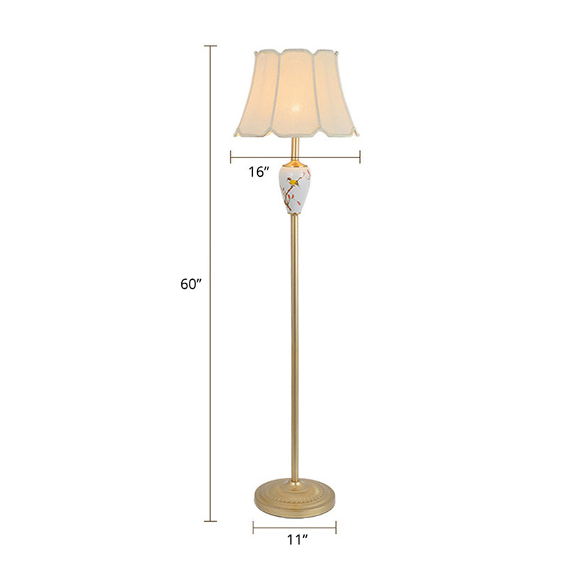 Stoff ausgestattet Bodenlicht klassische 1-Licht-Wohnzimmer Akzentlampe mit überbrochener Kürzung in Gold