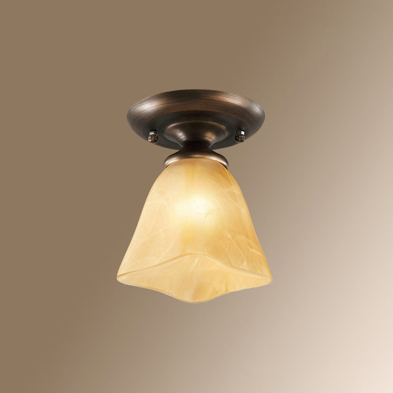 Piccola scala semifulcata per le scale Pasto vintage 1 Testa vicino alla luce del soffitto