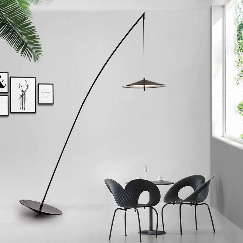 Lampadaire de pêche simplicité en métal LED debout léger au sol avec une teinte pendante