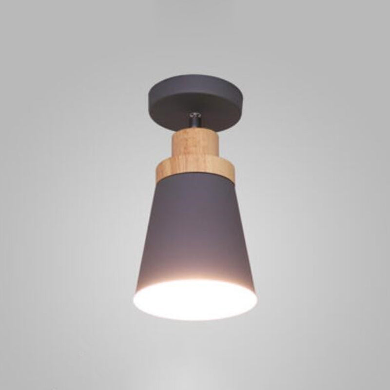 Montaggio a sfiollo conico a sfioro in stile moderno in stile moderno vicino al dispositivo di illuminazione del soffitto