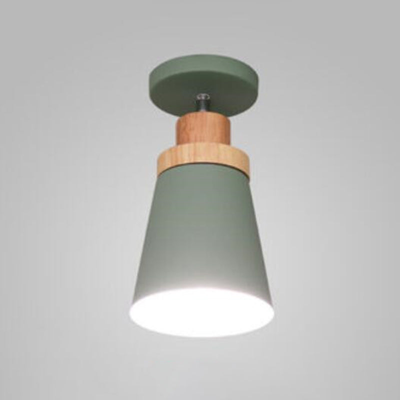 Montaggio a sfiollo conico a sfioro in stile moderno in stile moderno vicino al dispositivo di illuminazione del soffitto