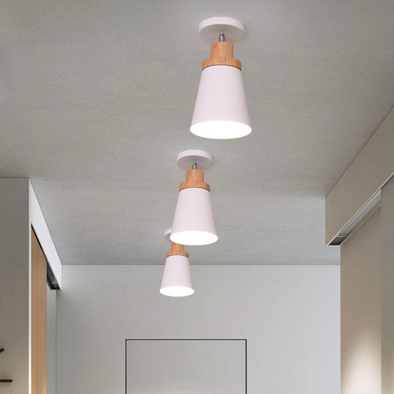 Montaggio a sfiollo conico a sfioro in stile moderno in stile moderno vicino al dispositivo di illuminazione del soffitto