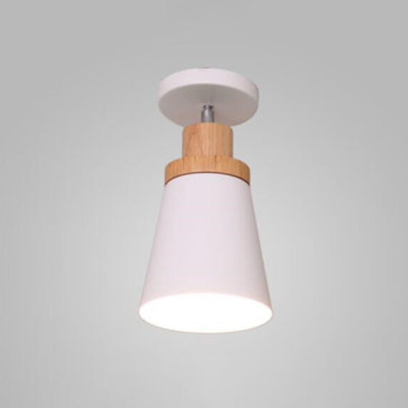 Montaggio a sfiollo conico a sfioro in stile moderno in stile moderno vicino al dispositivo di illuminazione del soffitto