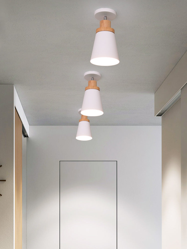 Montaggio a sfiollo conico a sfioro in stile moderno in stile moderno vicino al dispositivo di illuminazione del soffitto