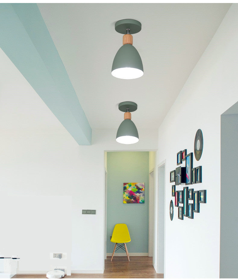 Montaggio a sfiollo conico a sfioro in stile moderno in stile moderno vicino al dispositivo di illuminazione del soffitto