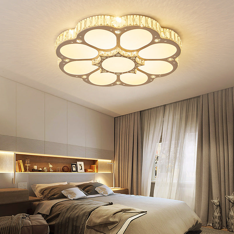 19.5"/23.5‚Äú/31.5‚Äú W LED Flush Ceiling Light Modern Petal Crystal Flush Mount Lighting in White for Bedroom