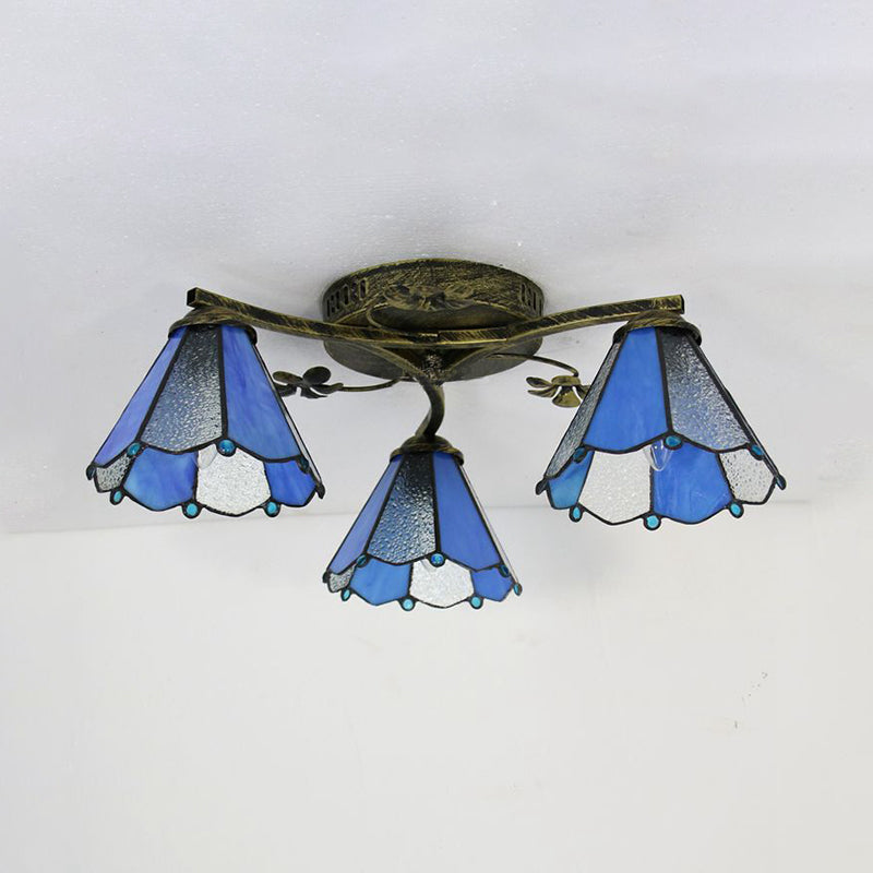 Tiffany Style Conic Shade Flushmount Licht glas in lood 3 lichten Flushmount plafondlicht in wit/helder/blauw/beige