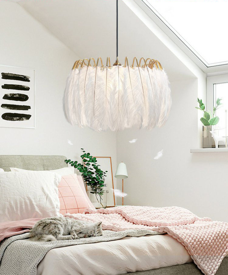 Lampadario del soffitto con soffitto di piume di struzzo moderno creativo bianco a soffitto appeso per la camera da letto