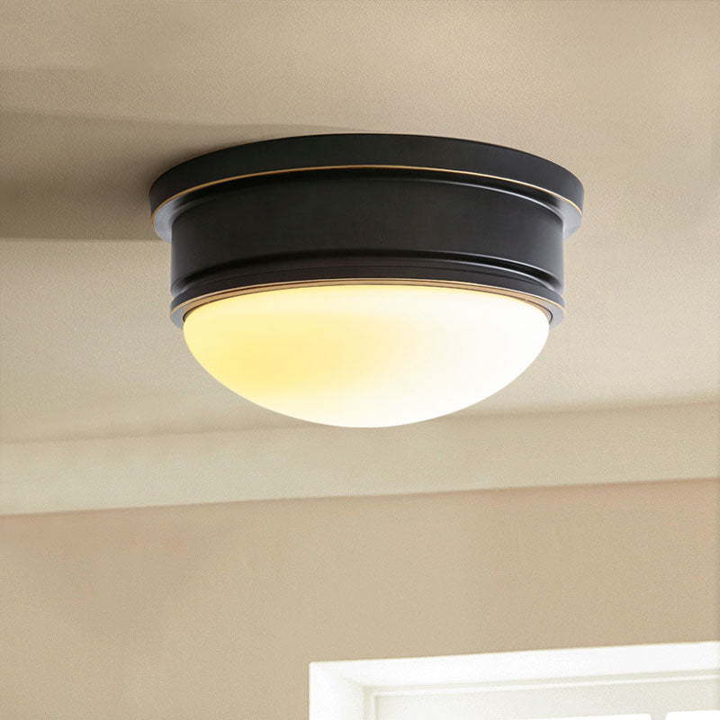 Milk Glass Hemisphere Flush Montaggio Lampada Rustico 3 Teste Massimale Montato Light con Black Metal Canopy