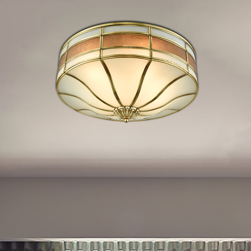 Colonialist Drum Massimale Montato Light 3 Bulbi Opaline Glass Flush Montaggio Light Fixture in Brass per Bedroom