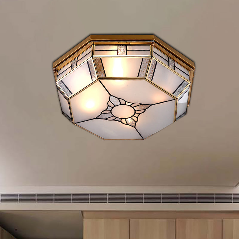 Camera da letto ottagonale in ottone coloniale con luce a incasso in vetro opale a 3 teste vicino all'illuminazione a soffitto