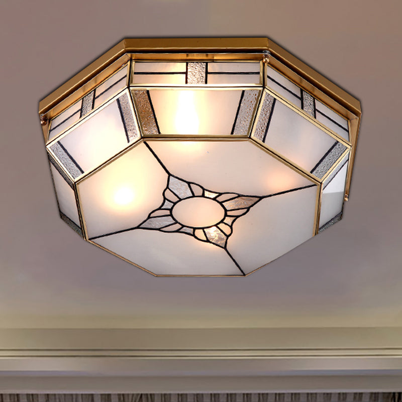 Camera da letto ottagonale in ottone coloniale con luce a incasso in vetro opale a 3 teste vicino all'illuminazione a soffitto