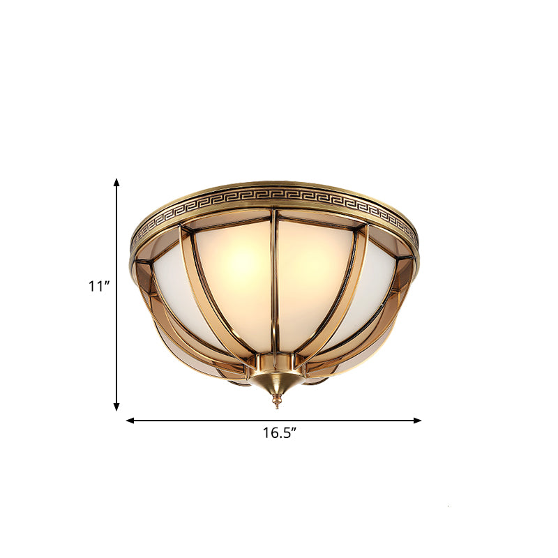 Deckenbündige Deckenkuppel aus opalweißem Glas und Messing mit 16,5"/20,5" W und 3/4 Köpfen. Kolonialistische Unterputzleuchte für das Wohnzimmer